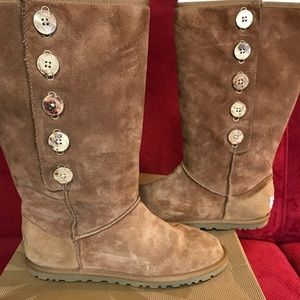 UGGS size 8 Lo Pro Button Boot